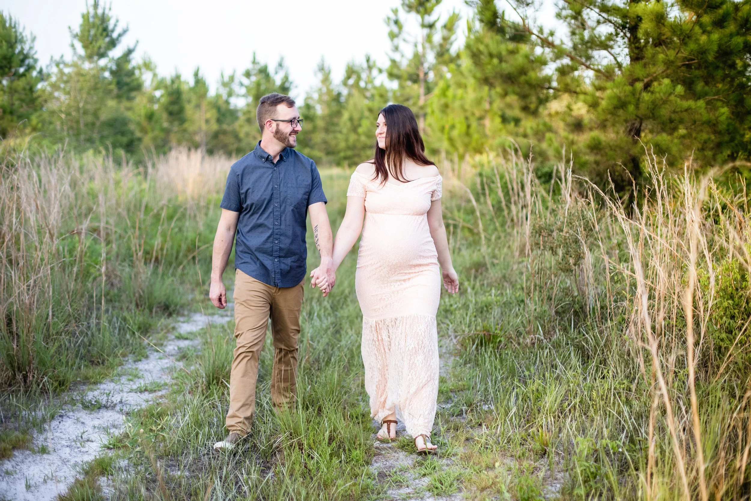 AnneAndChristopherGoldenHourMaternitySession37.jpg