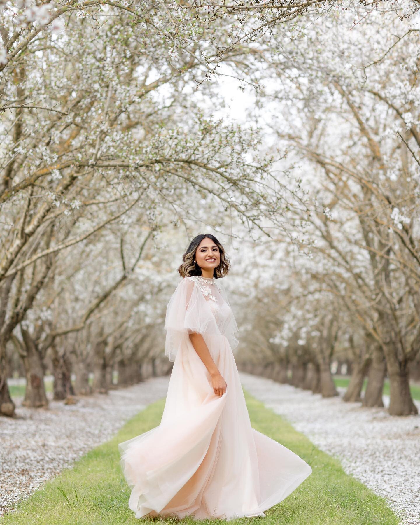 Isn&rsquo;t my friend so gorgeous? 
🤍Makeup &amp; hair by me 
📸 @anastasiyamartphoto 
📍Almond Bloom Fields in California @the.monk.ranch 
👗 @purebride_us