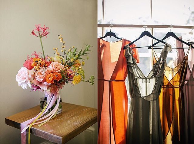 Part I of this colorful wedding at @gallery308 Fort Mason is on the blog. So many favorite photos I couldn&rsquo;t narrow it down further. As you&rsquo;ll see I went a lil nuts over the florals by @ampersand_sf &amp; the bridesmaid's Reformation dres