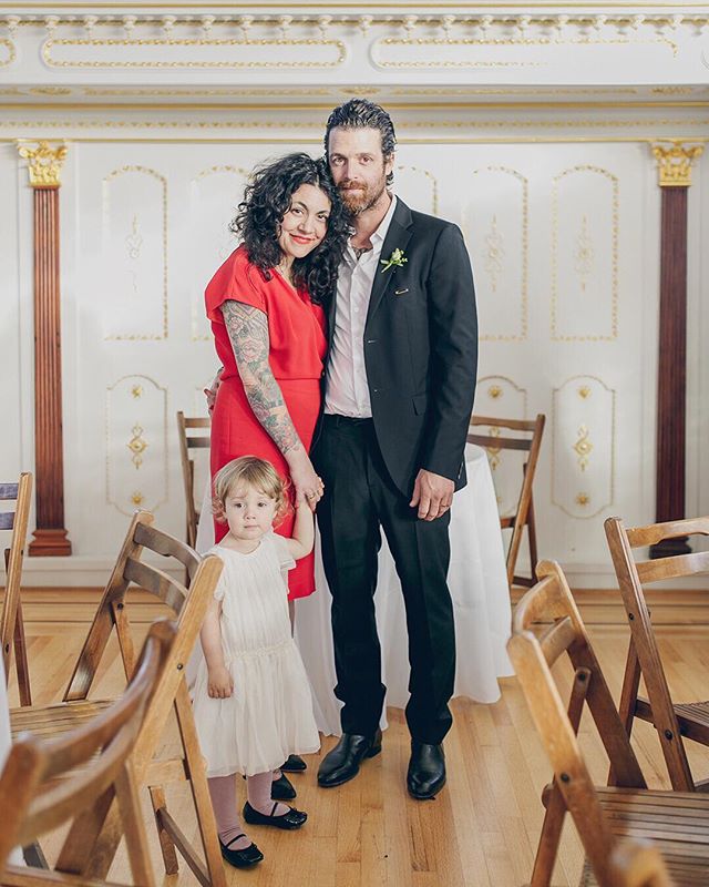 Cute family in this classy classic venue. ⁣😻
⠀⠀⠀⠀⠀⠀⠀⠀⠀⁣
I'm headed to Calistoga this weekend for a wedding &amp; also plan to enjoy this gorgeous warm weather by the pool and maybe a mud bath...tho admittedly me + my body are NOT warm weather ready 