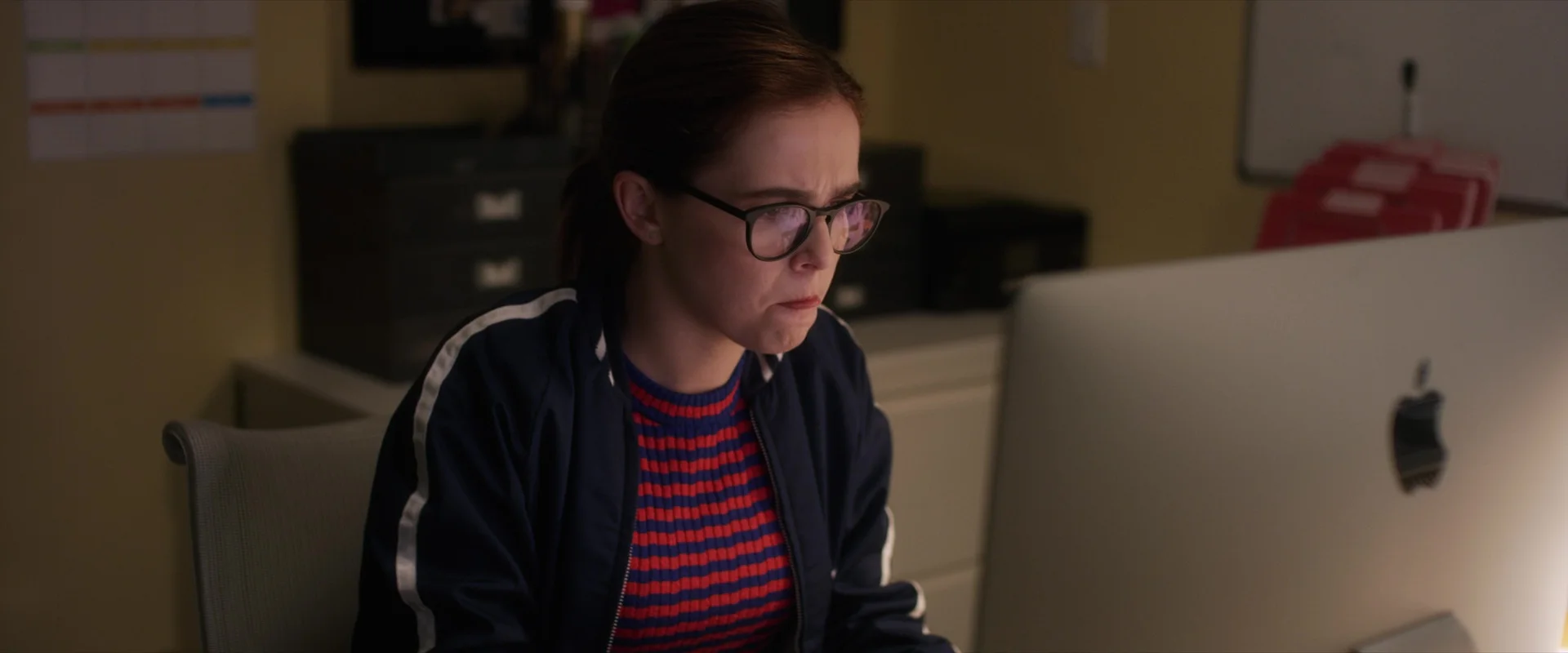 Apple-iMac-Computer-Used-by-Zoey-Deutch-in-Set-It-Up-13.jpg