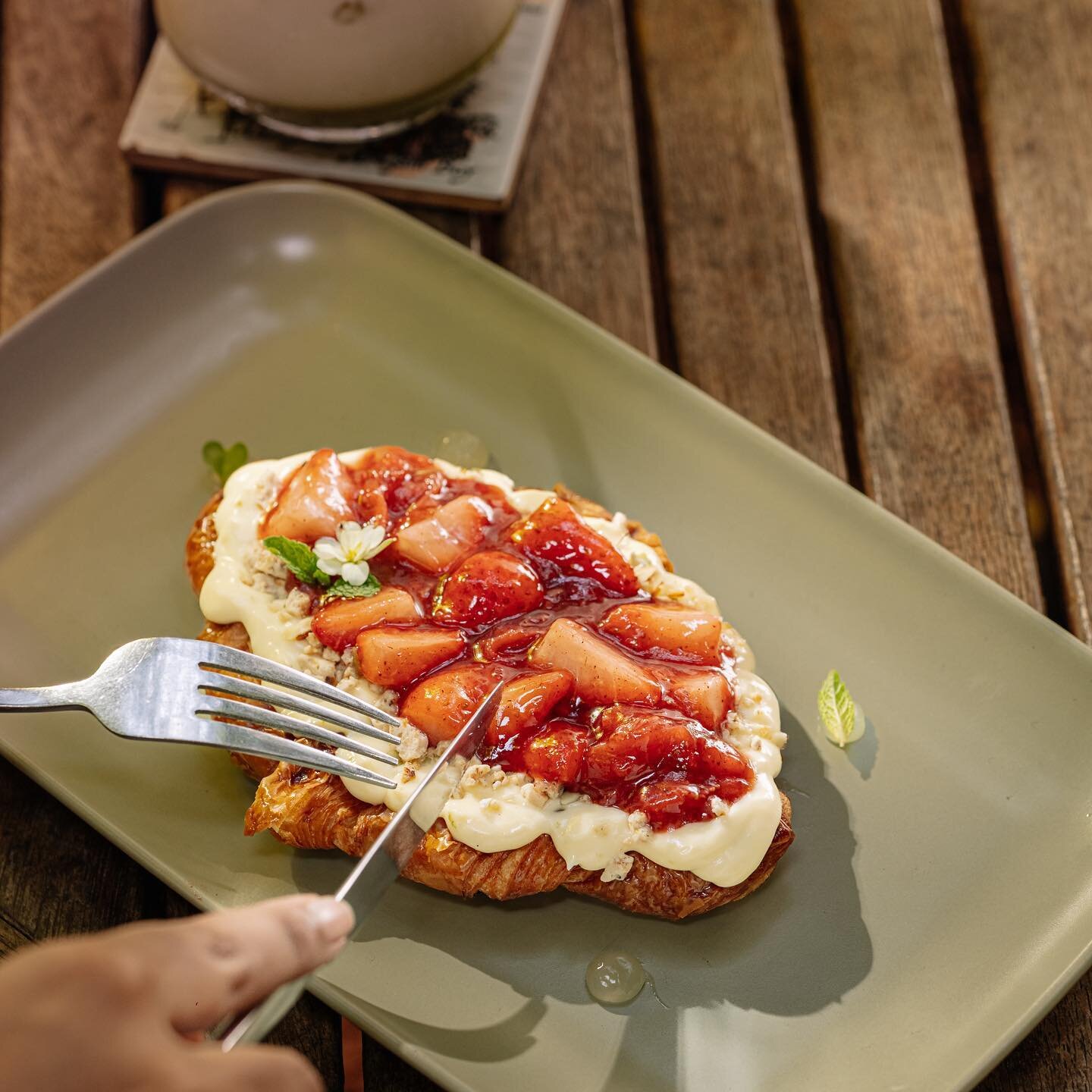 Serving up all day brekkie through to lunch ✨

Enjoy a Strawberry Cheesecake Croffle and your favourite iced drink in the Kumbuk garden this morning 🌞 
.
.
.
.
.
#croffle #strawberrycheesecake #srilanka #foodie #lka #cmb #colombocafes #colombosrilan