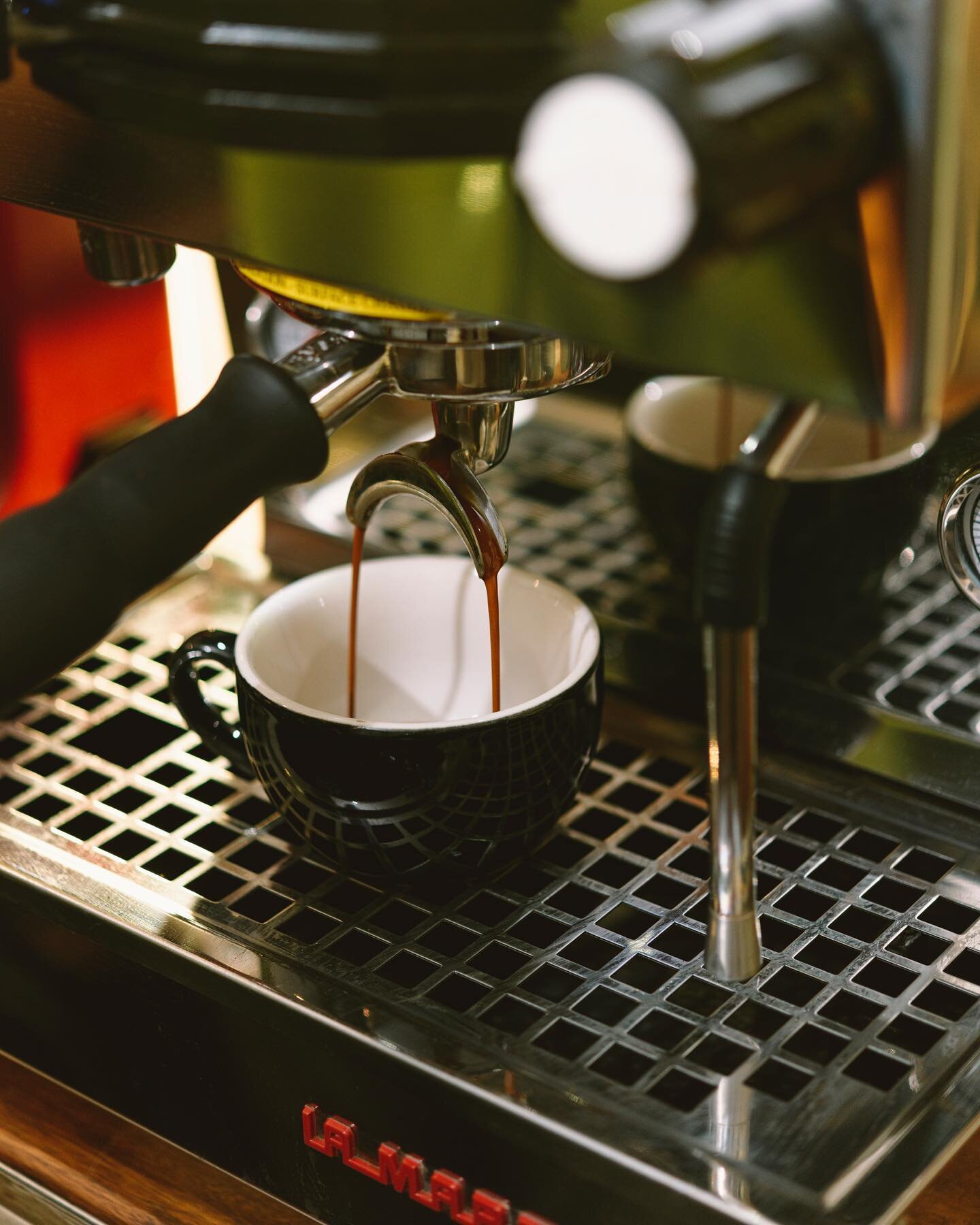 M 🌞 N D A Y in paradise 🌴 

Head on over for a cup of 🚀 ⛽️ before you take on the day 💪

We are open from 8am!
.
.
.
.
.
#cafekumbuk #lamarzoccolineamini #lamarzocco #srilanka #coffeetime #coffee #srilankadaily #lka #cmb #templegroundscoffee #sri