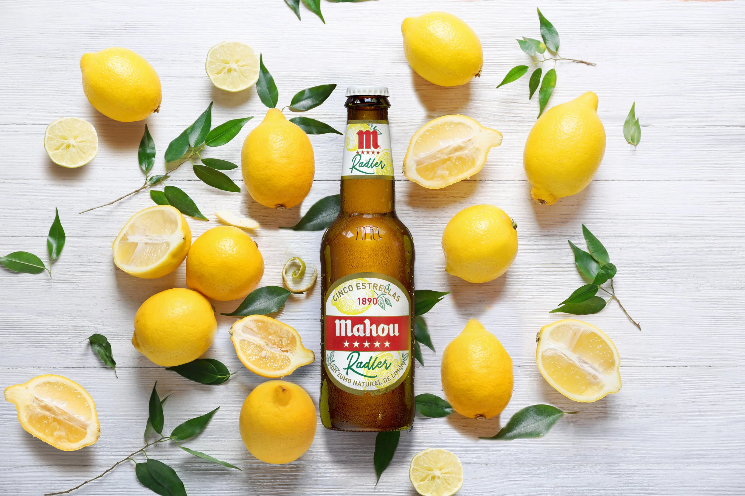 Mahou 5E Radler Botella 33cl NR fondo limones.jpg