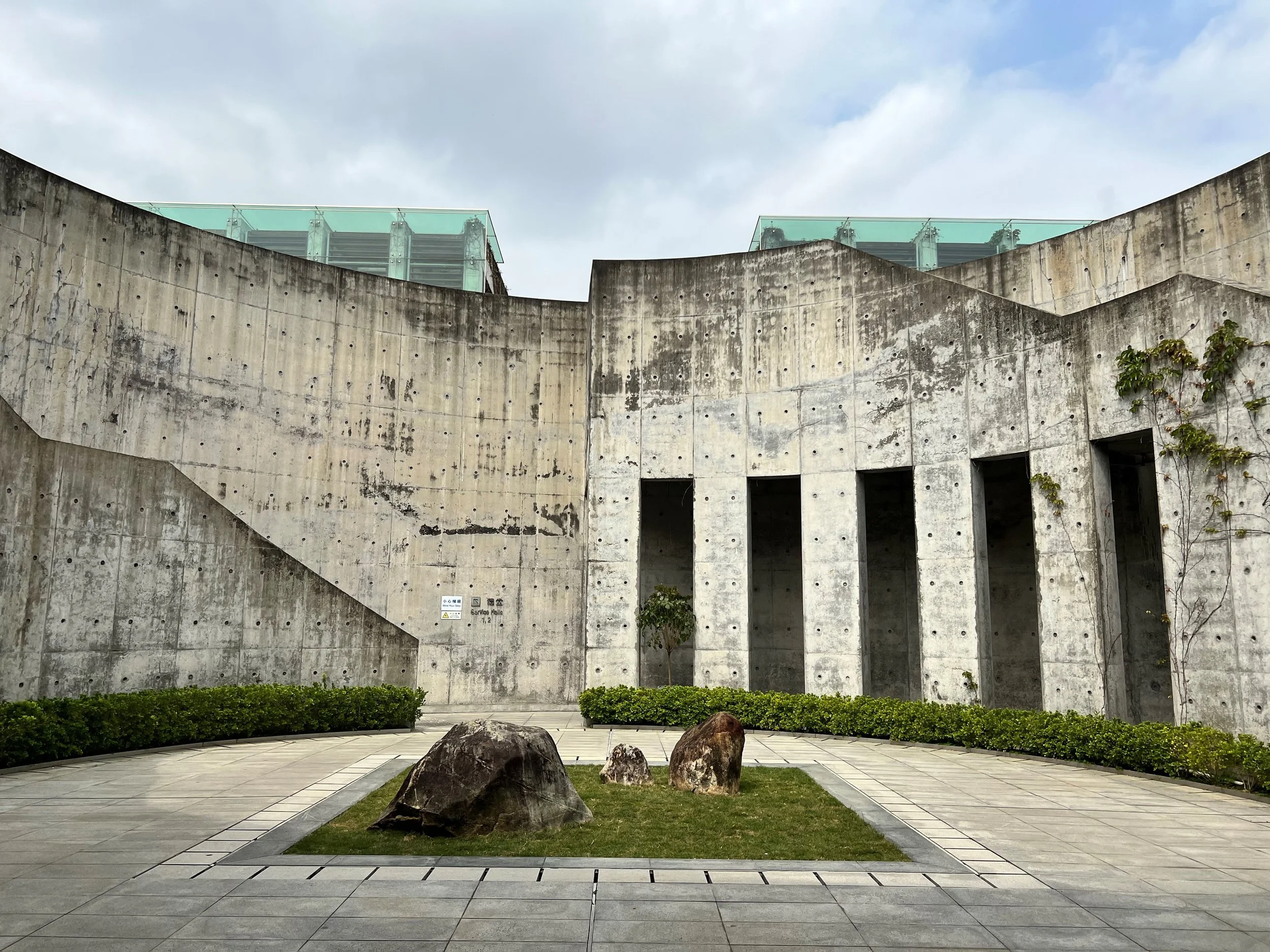 明報副刊 —《不一樣的殯葬建築 告别哀傷》
