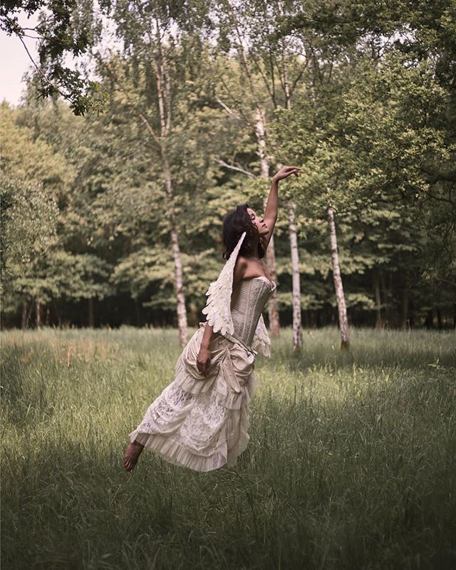 Oh, what it might be like to fly.
.
In the frame: @nadinebrigitte
Hair, makeup, styling, wings: Sparrow
.
More on the blog :) link in description.
.
.
.
#portrait #creativeportrait #portraitphotography #photography #eloucarroll #eloucarrollphotograph