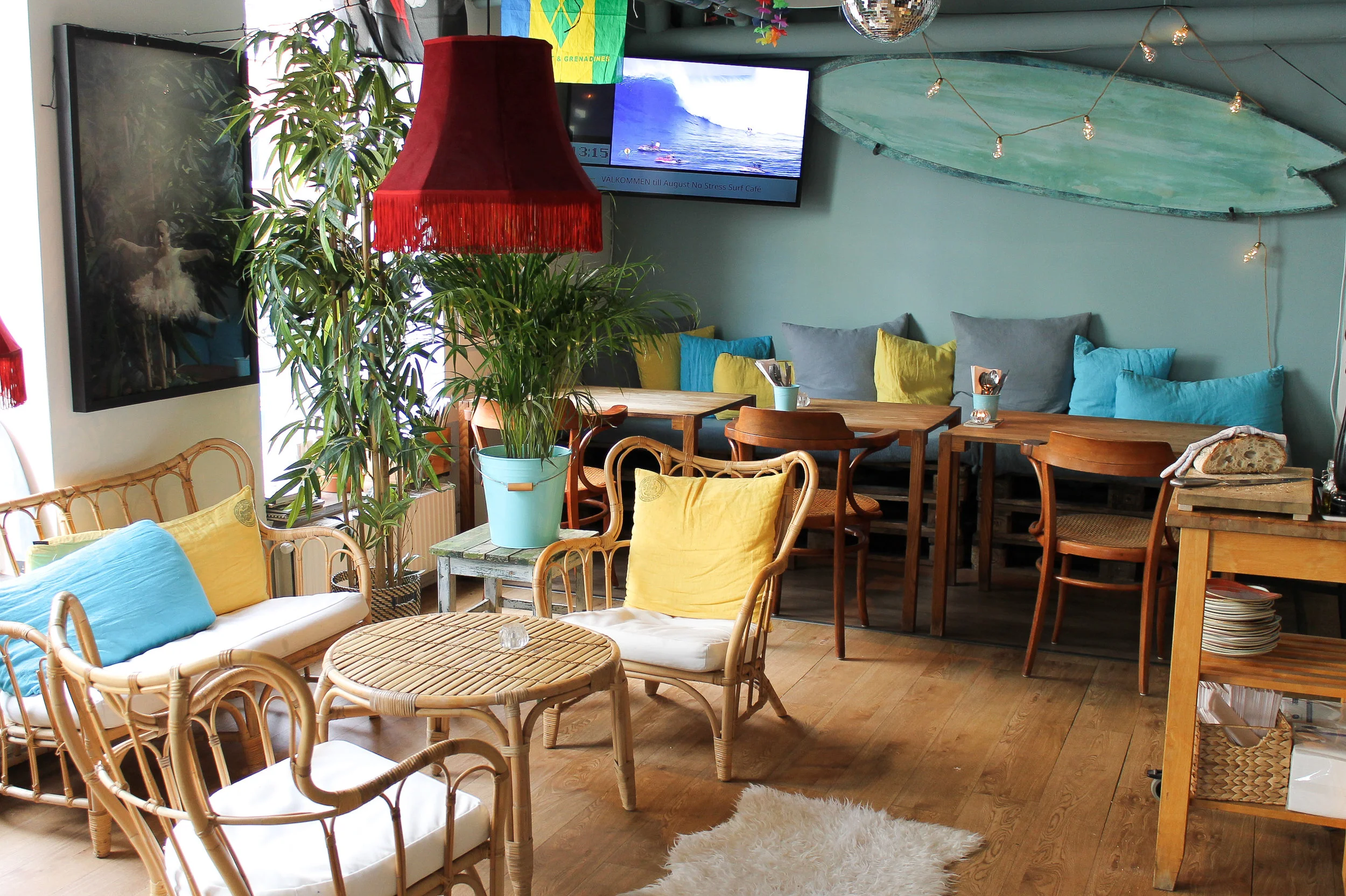 August No Stress Surf Café