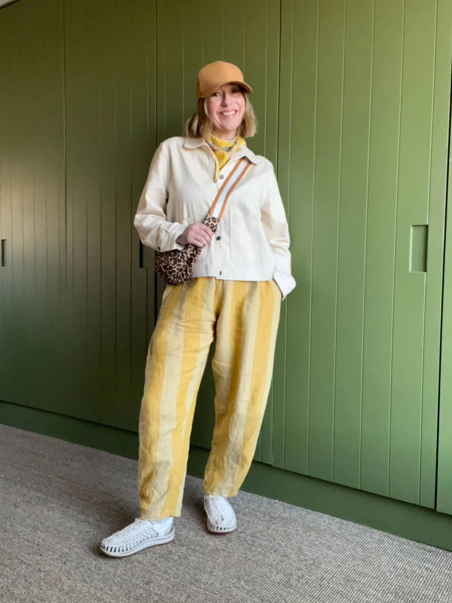 We often talk about how we wear linen trousers all year-round, so this week Hannah's gone through her camera roll and found pictorial evidence! 🤣👍 These are our Amy barrel legs, which Hannah bought last autumn and wore thermal leggings underneath a