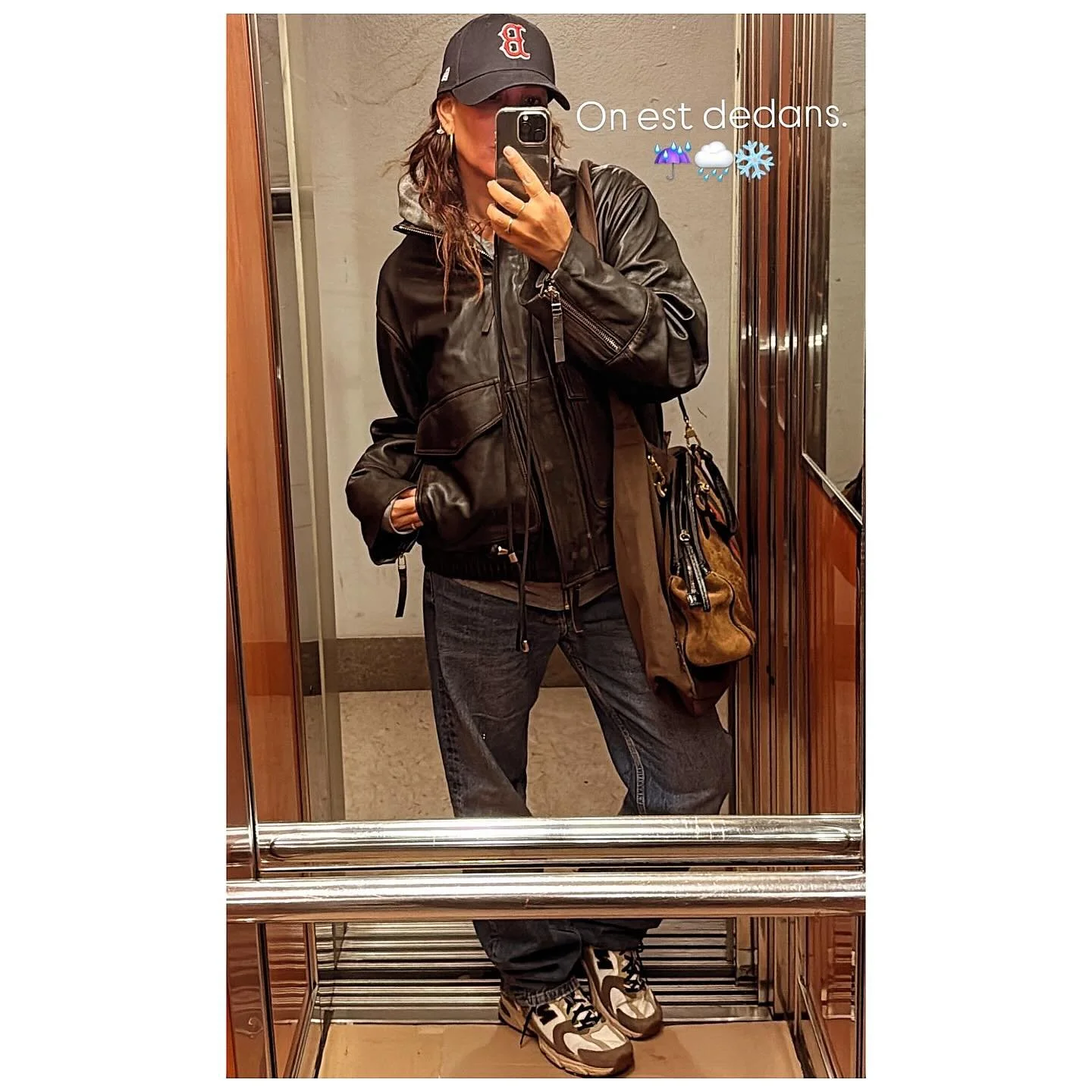 &Ccedil;a y est, on est dedans ☔️⛈️😭. Sinon on peut savoir pourquoi tant d&rsquo;engouement de votre part pour cette tenue pourrie quand je fais tant d&rsquo;efforts tous les jours pour mes pr&eacute;sentations sur mon p&rsquo;tit balcon de l&rsquo;