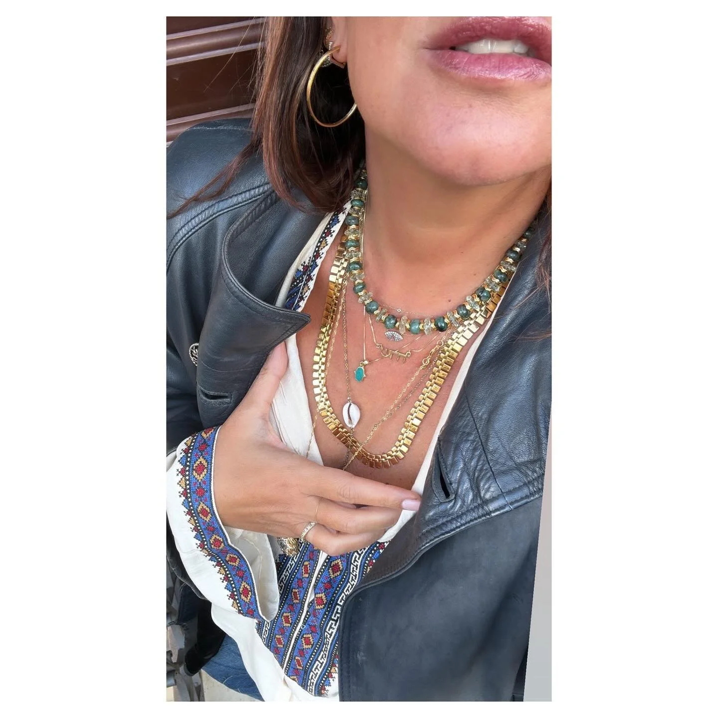Un LUNDI sous la pluie ☔️ mais avec des bijoux bien jolis&hellip; PENELOPE perle sautoir et collier, DEA collier articul&eacute; vintage en argent plaqu&eacute; or, et MAYA en &eacute;meraude, am&eacute;thyste verte et plaqu&eacute; or