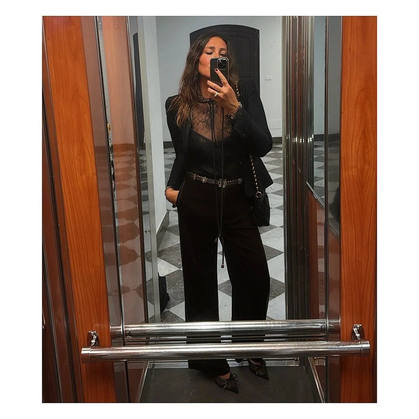 Serate Italiane 🇮🇹✨ Et heureusement de temps en temps, on s&rsquo;habille&hellip;.
9.30 - 1.50
Veste old @isabelmarant 
Top @simoneperele_paris , totalement influenc&eacute;e par ma cop @marinevignes 🤍
Pantalon velours, Ceinture bijou, et chaussur