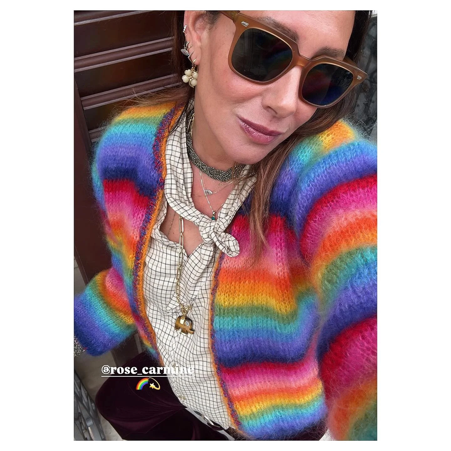 Merry Christmas eveybody 🎄✨ Un peu de couleurs dan nos vies et c&rsquo;est reparti 🌈✨💫 LILI tresse PYRITE au cou, &agrave; commander en MP, DUMBO Tiger eye grosse maille longue, FORTUN&Eacute;E ivoire vegetal blanc rubis et zircons