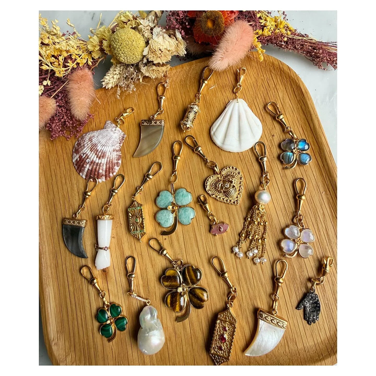 CONCOURS super bienvenu, pour mettre de la joie dans nos petits coeurs en ces temps + que moroses 🍀✨ 
Histoire de f&ecirc;ter la journ&eacute;e de la femme, le 8 Mars ( qui, on est d&rsquo;accord, devrait &ecirc;tre c&eacute;l&eacute;br&eacute;e tou