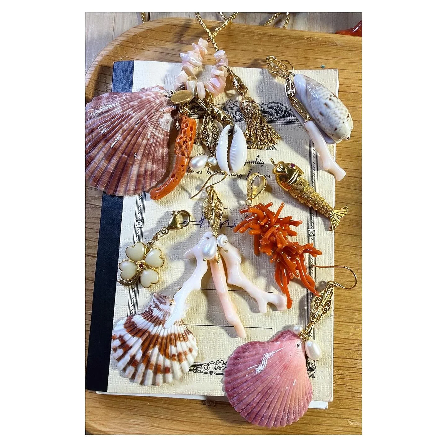 &Ccedil;a sent l&rsquo;&eacute;t&eacute; ou c&rsquo;est moi&hellip;? 🥥🐚☀️ CAMERON, ARLETTA fish, MAURI, TAHITI SHELBY earrings, et la new one qui arrive HAWA&Iuml;