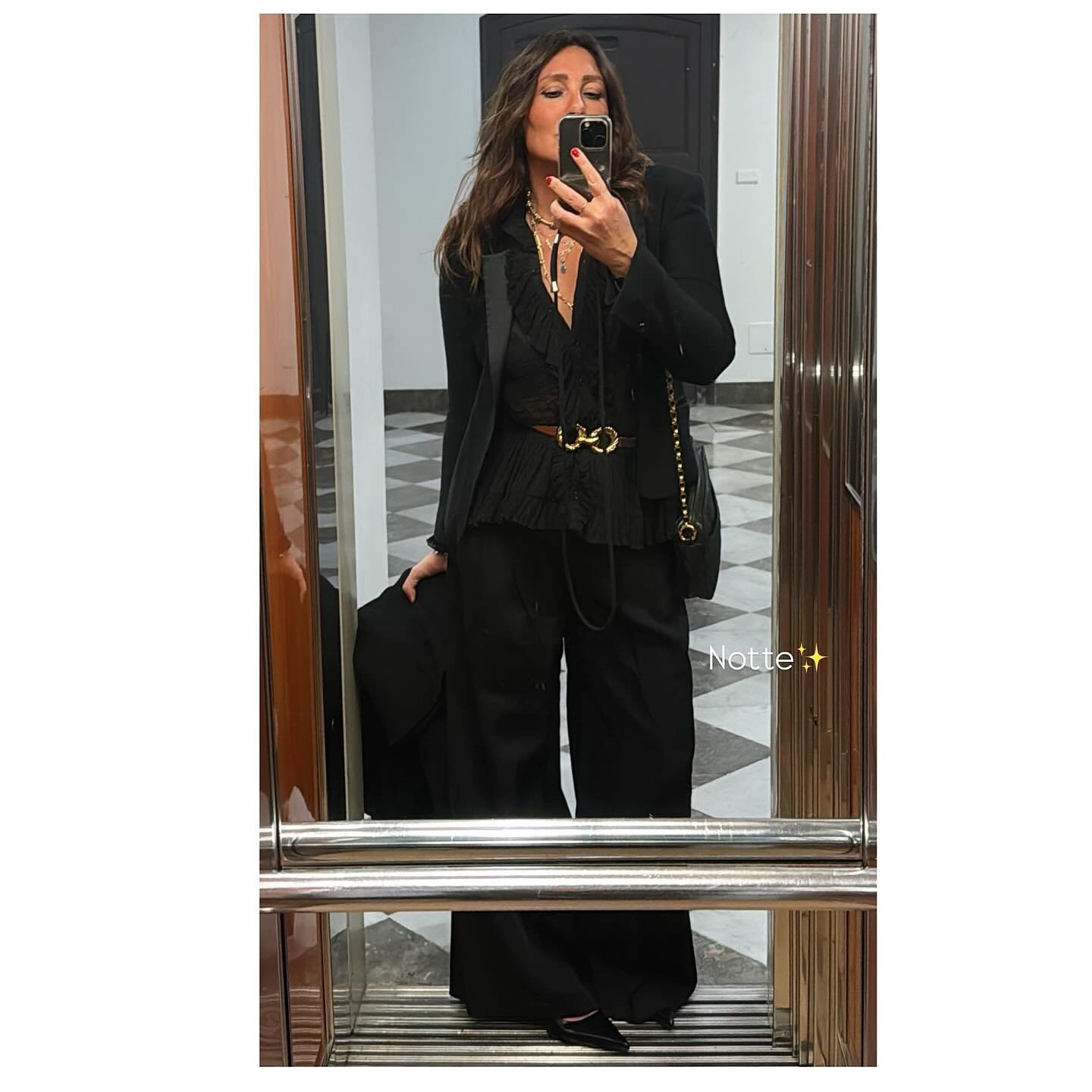 En hiver j&rsquo;hiberne ❄️🐻 
1&egrave;re sortie depuis des mois. 
En noir. 
Alors qu&rsquo;en &eacute;t&eacute; je ne suis que couleus je sais&hellip;&hellip;
J&rsquo;&eacute;tais peut &ecirc;tre aussi un peu overdressed pour la soir&eacute;e mais 