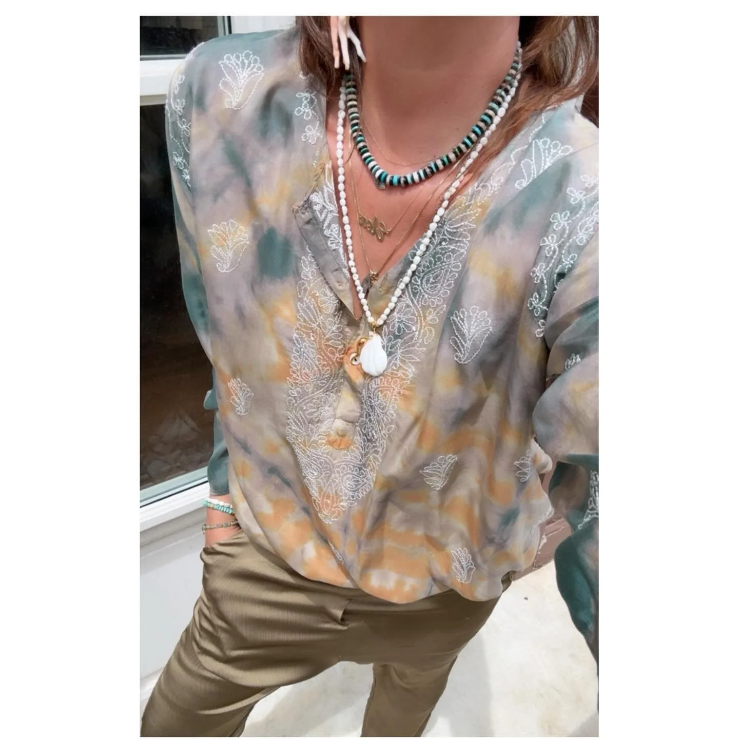 #oodt 1 🍈 avec : CODY et STEVEN et TAHITI/ VINCI earring
ou #oodt 2 🪸 avec : JIM turquoise, corail, SHELLINA earring et GRECO gros collier corail .
Quel est votre pref : 1 ou 2 ?✨
Robes soie: @hippiebazaarfolegandros 
Sarouel ( old) &amp; veste vel