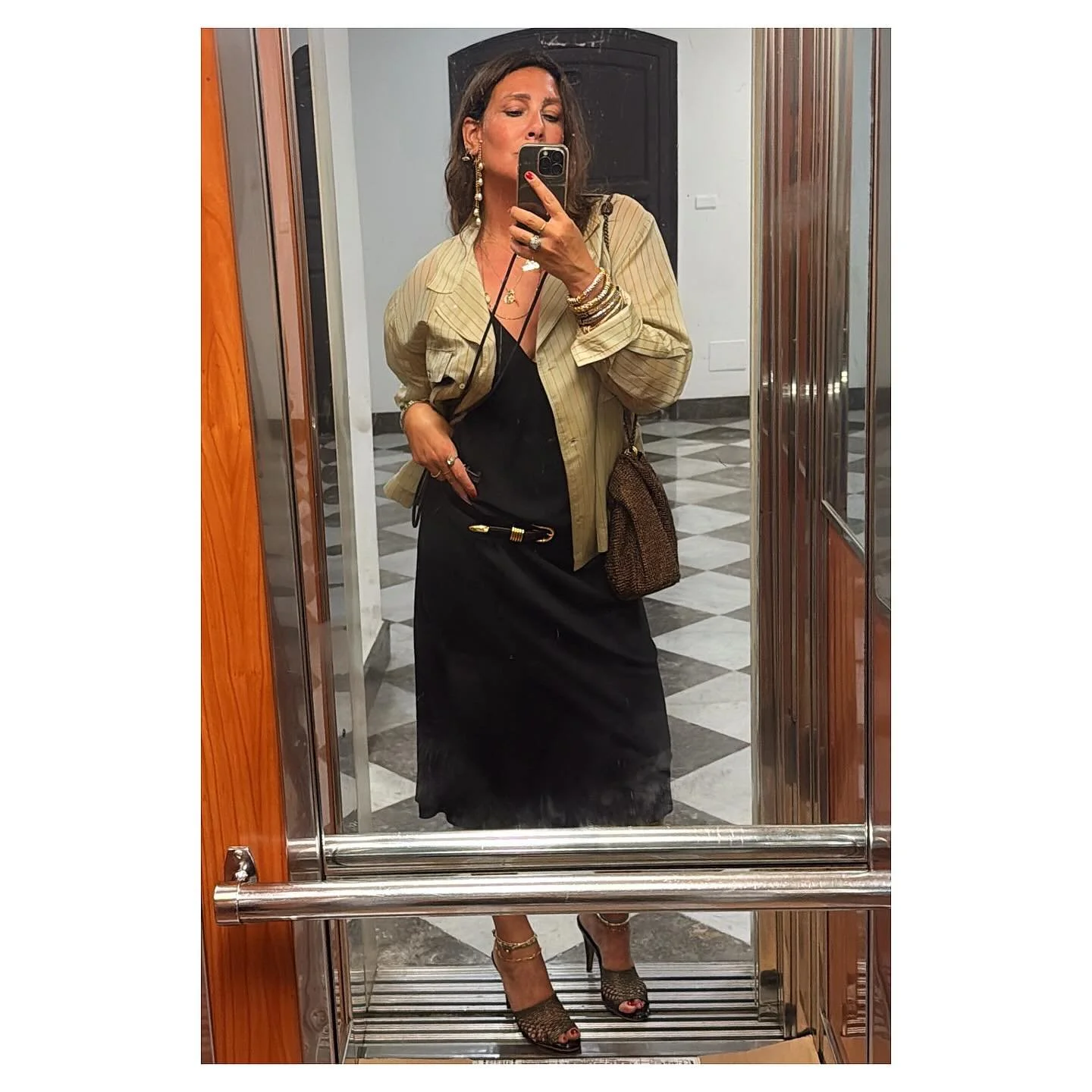 Il fait beau, il fait chaud, on a donc envie de sortir et de se pomponner tous les soirs&hellip; pour vous c&rsquo;est pareil? On reprend donc les self-lift ( il me manquera grave cet ascenseur quand je d&eacute;m&eacute;nagerai)&hellip; Look 1, 2,3 
