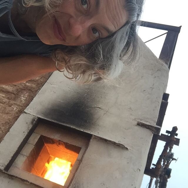 1st shift ~ solo overnight 🔥😴🔥 I&rsquo;m ready for a NAP! #woodfire #multifuelkiln #tallerdeterreno #elhornodelretorno #fire #stokeit #patience #ceramiclessons #thatsceramics #christaassad #desertlife #offgrid