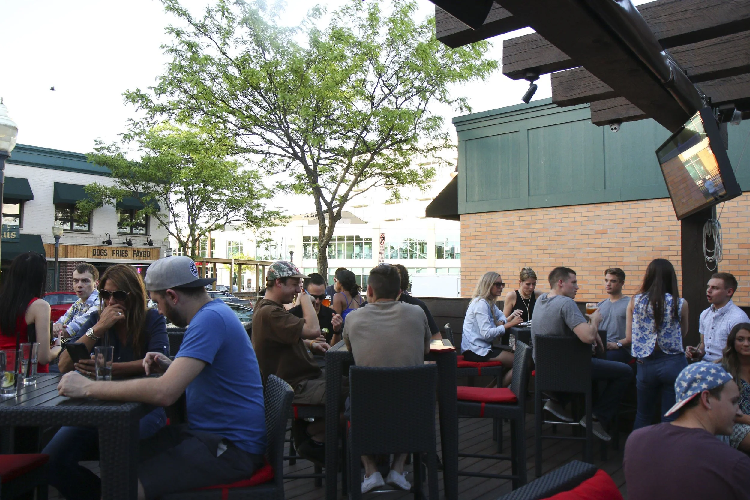 Fifth Ave Patio 051817-3666.jpg