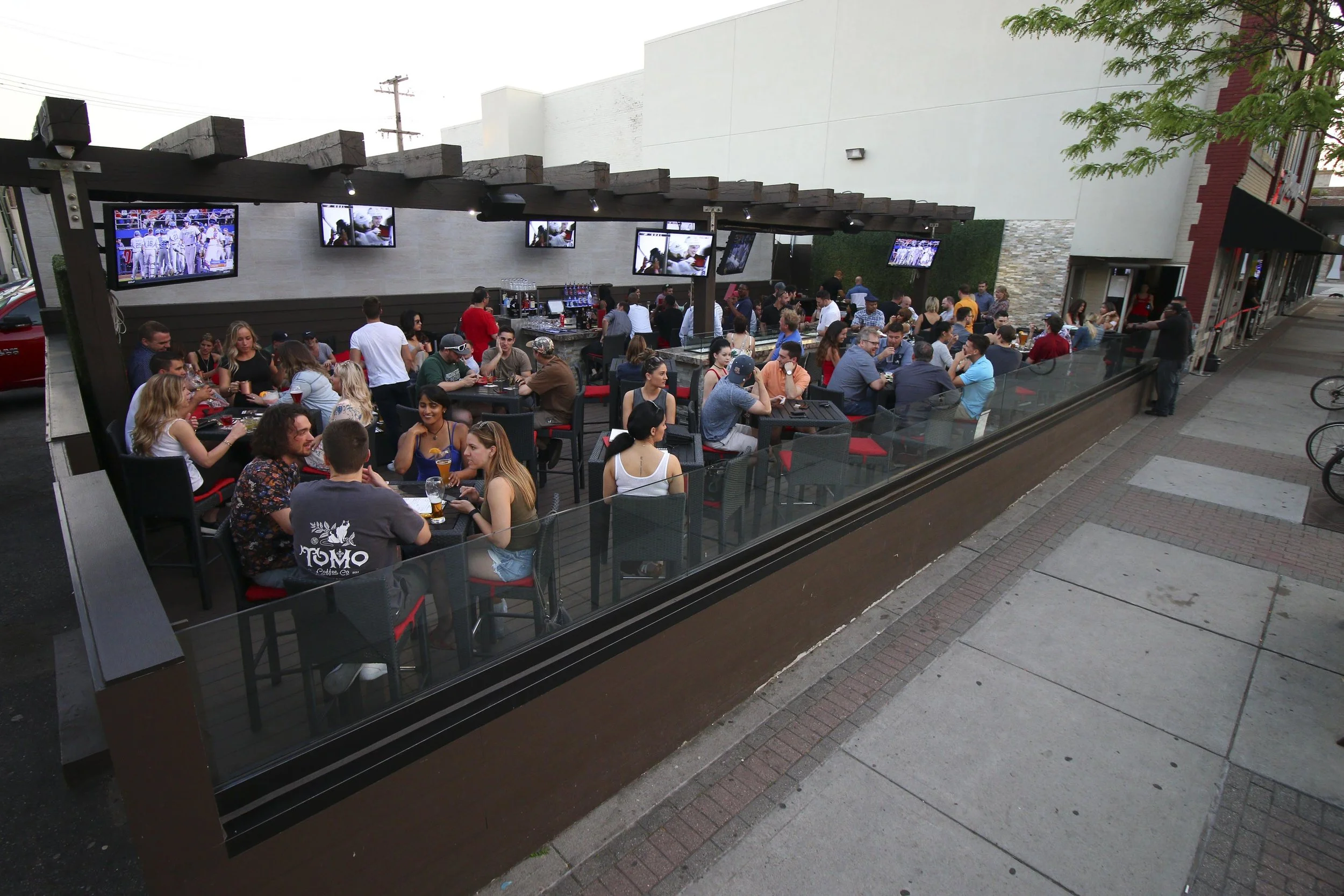 Fifth Ave Patio 051817-3816.jpg