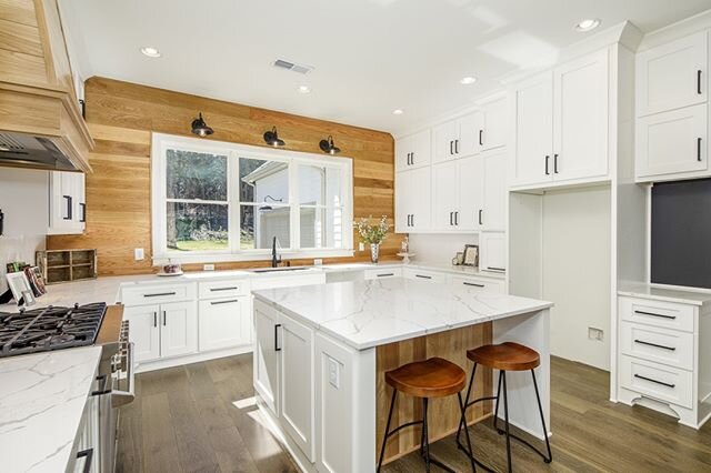 Our friends over at @therenovationspot have this gorgeous custom home on the market in Smyrna. Tag someone who would love this kitchen! @homeboutique

#homesforsale #smyrna #vinings #atlantahomes #atlantacustomhome #atlantabuilder #forsale #dreamkitc