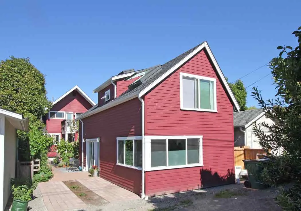 BACKYARD COTTAGE TANGLETOWN