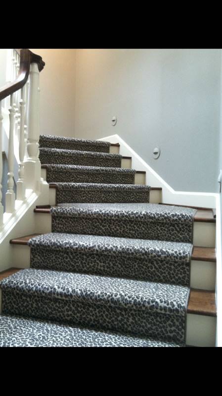 Stair runner with serging