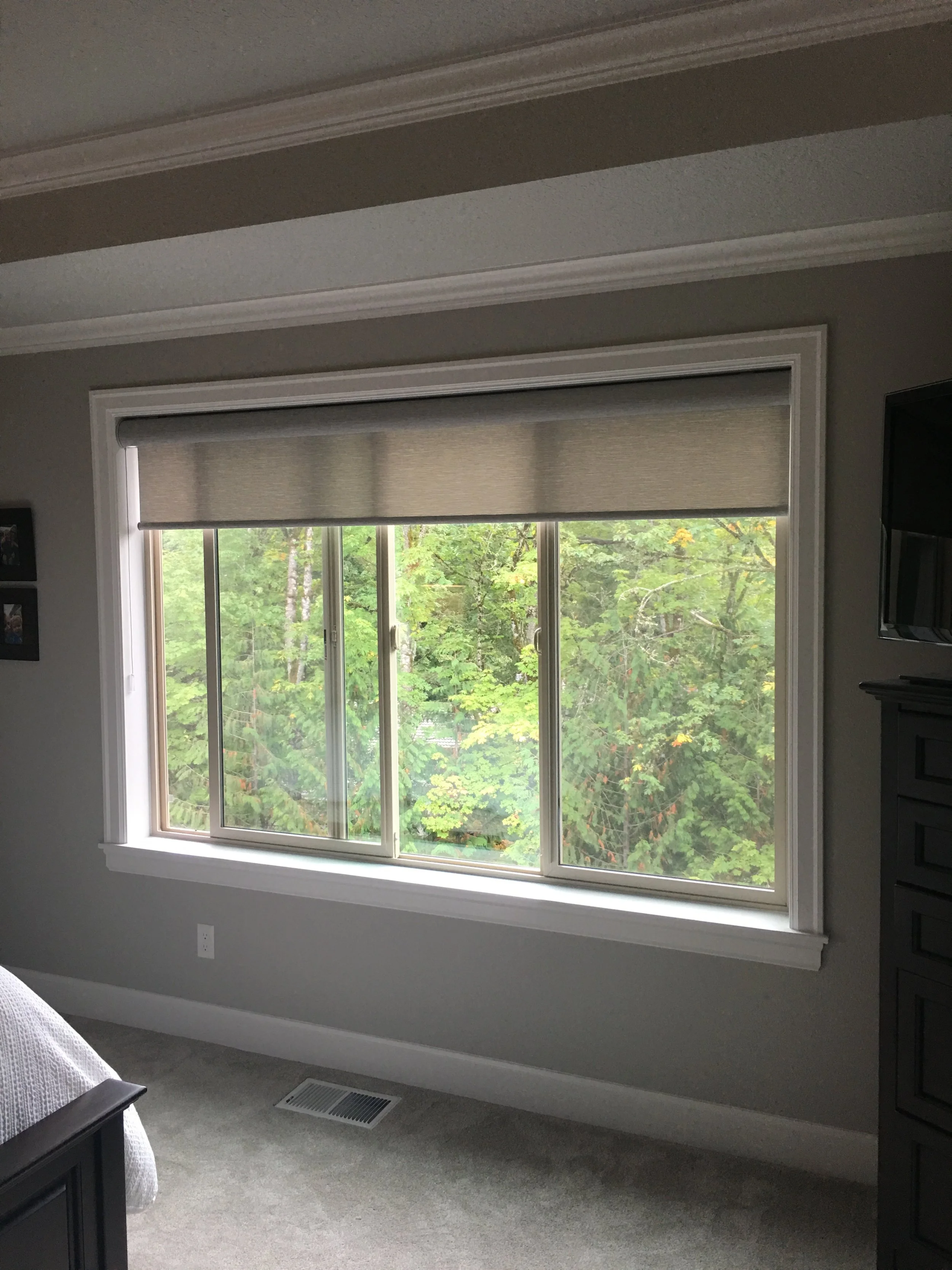 Light filtering roller shade fabric