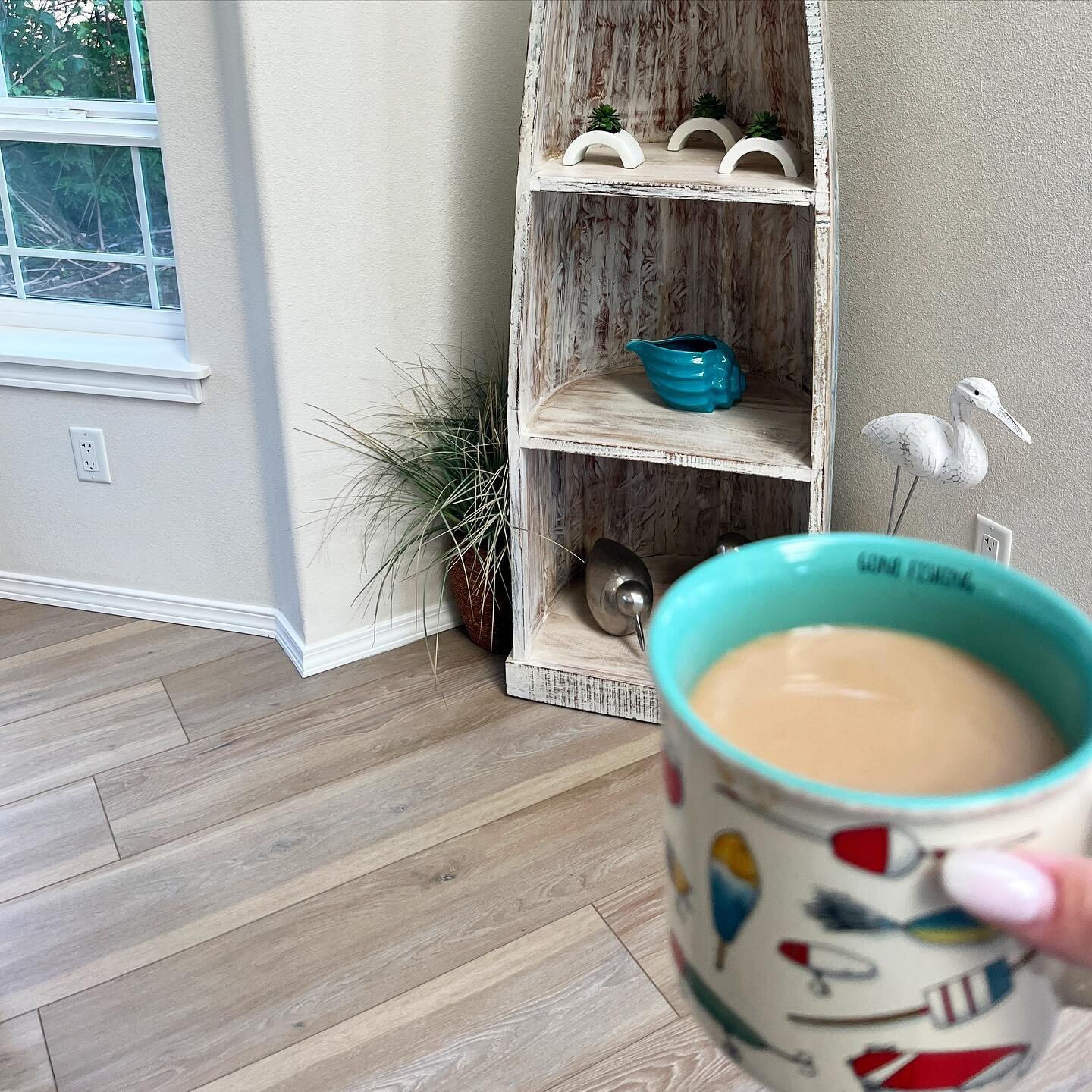 When a flooring brings the whole style of a home together&hellip; a little beachy and a little warm and cozy Oregon Coast style 🌊 Yes we install at the coast! 
✨ Luxury Vinyl Flooring: @lionsfloor Palisade
🏠 @tranquilrockawaybeach 
#flooring #lions