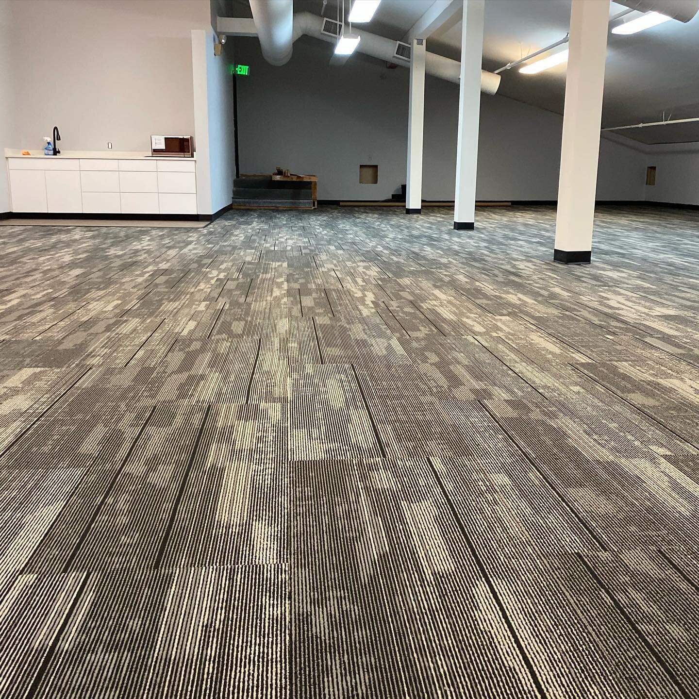 Office spaces, conference rooms, churches, HOA buildings, home gyms, and more. We install commercial carpet and had surfaces here at Koebers!
 #officelife #commercialinteriors #interiordesign #officedesign #churchflooring #commercialcarpet #carpettil