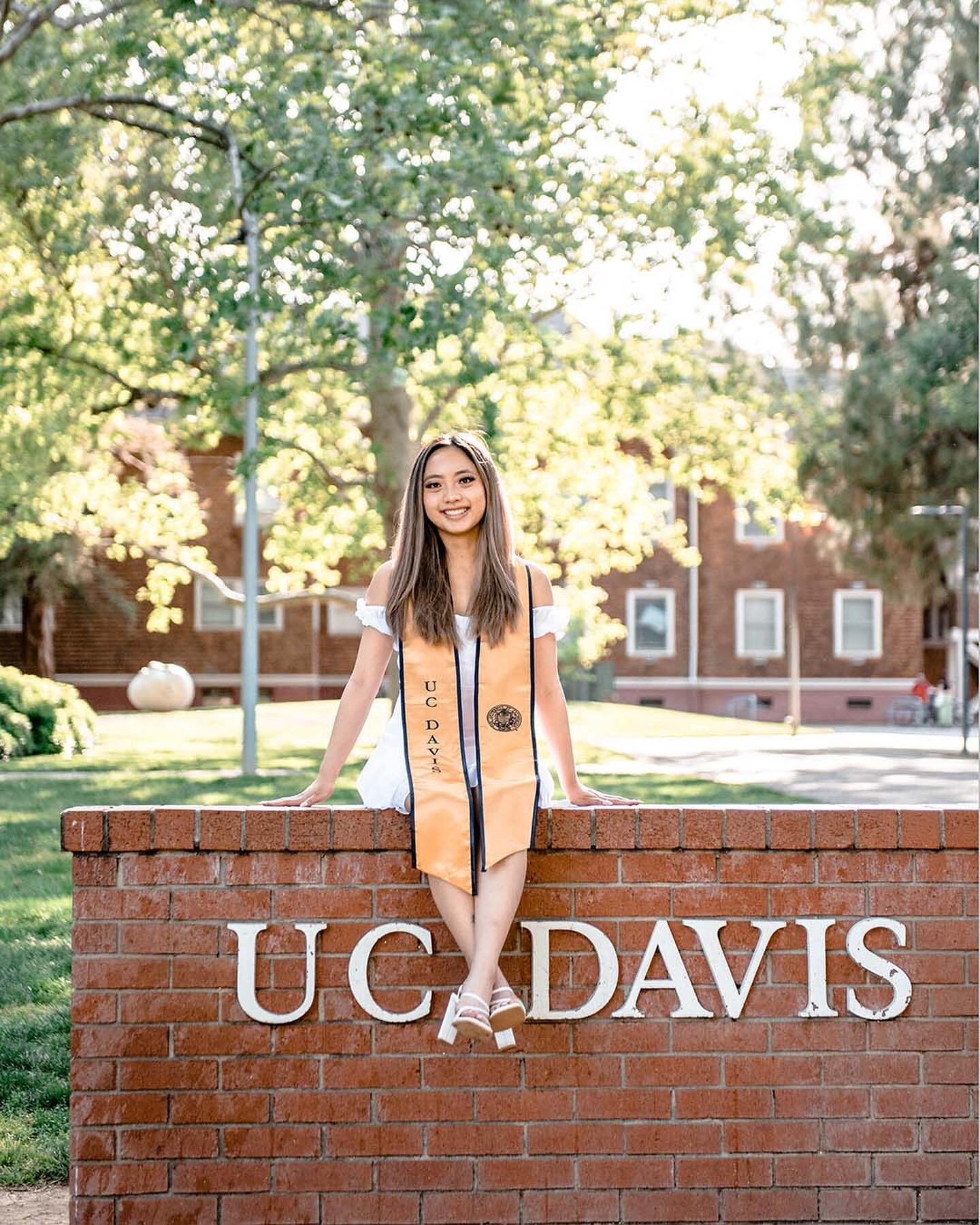 To my quarter system schools, I hope you all had a wonderful weekend of commencement and graduation! 🎊
&mdash;
Whether you&rsquo;ve already done a photo shoot with me or you&rsquo;re someone I&rsquo;ll be seeing soon, or maybe you just follow me for