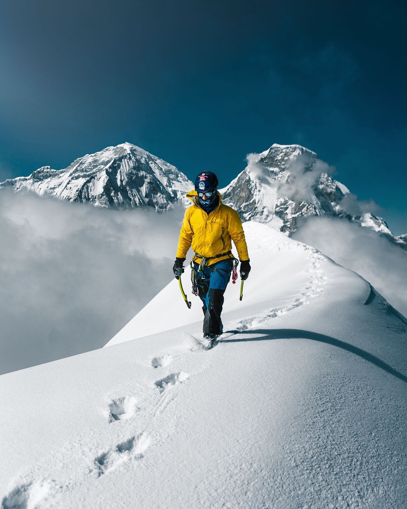 A brief moment before the clouds took over when the two summits of Huascar&aacute;n looked like wings on Max.