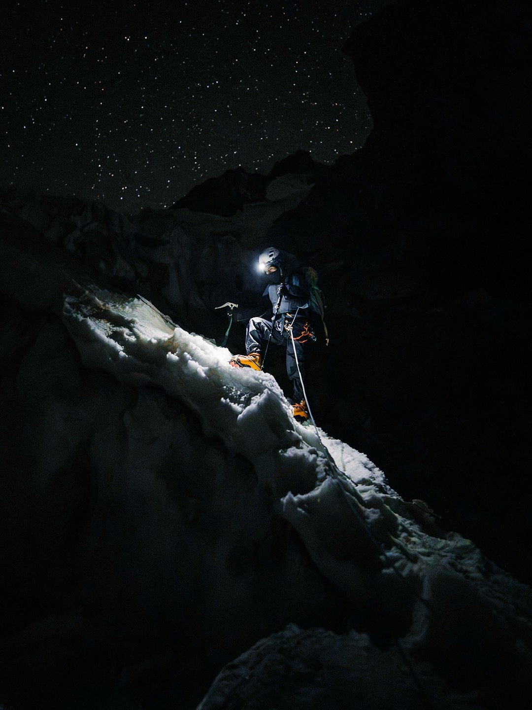 Algunas fotos de noche de nuestro pegue en Chopicalqui hace unos d&iacute;as. Horas bajo las estrellas antes de que el cielo se cubriera al amanecer 😅😪 
C/ @louisjms @mathis_dumas @renzzoinfinityapus

#cordillerablanca #huaraz