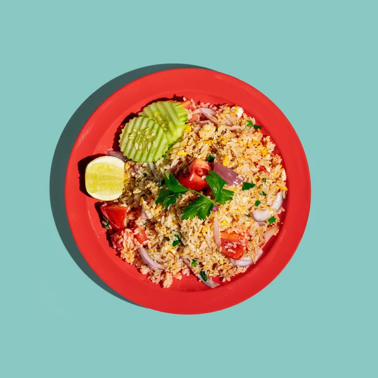 Thai fried rice with tomato, onion and cucumber