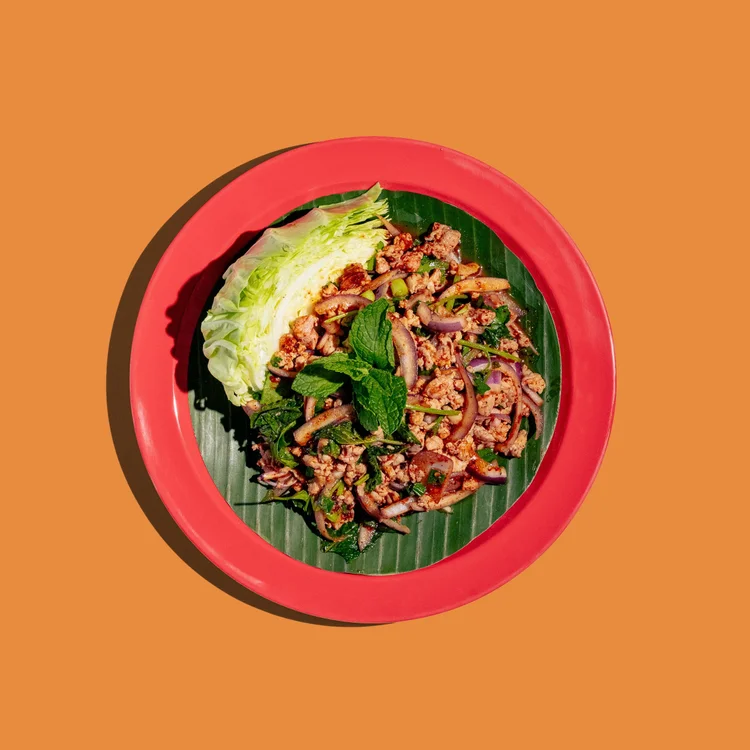 Spicy laab with herbs, red onion and cabbage