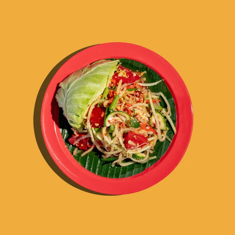 Green papaya salad with tomatoes, long beans and peanuts