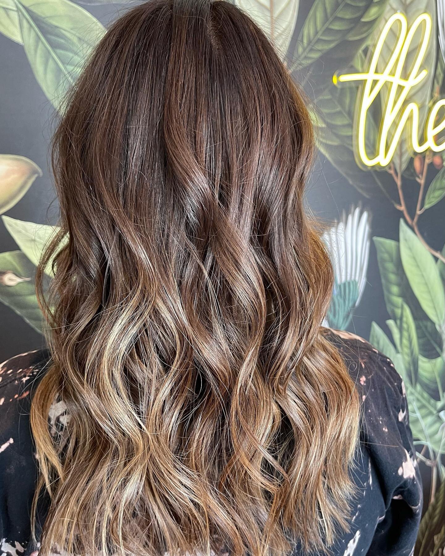 A base re-fresh and lowlight on a grown-out, sun-kissed balayage&hellip; can&rsquo;t say it&rsquo;s still not one of my fave looks. 🤌