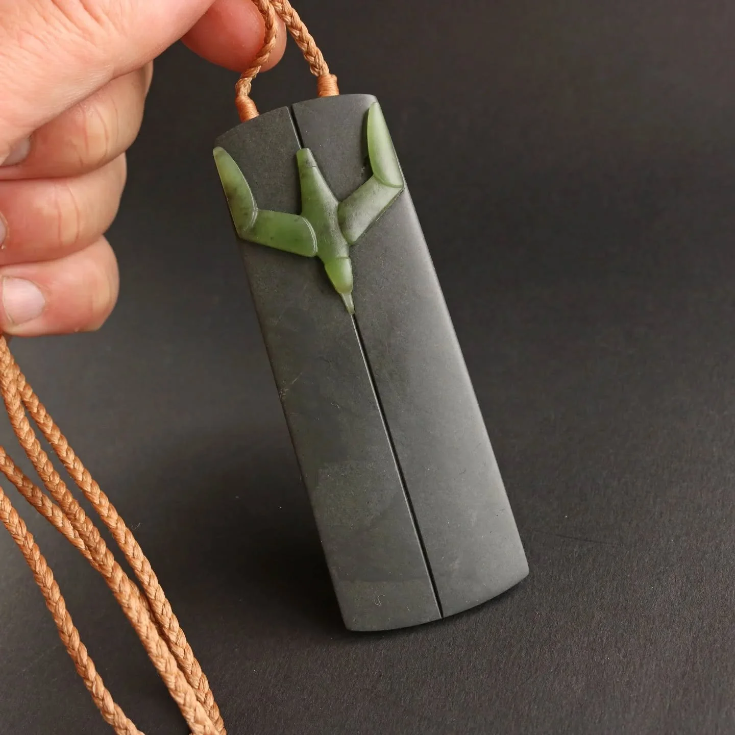 Another commission done and dusted. Pounamu Toroa rebated into a Pakohe Toki. Also I'll be uploading a selection of work next week in anticipation of Christmas. 

#pounamu #pounamucarver #pakohe #toroa #toki #adze #albatross #aotearoa #lithicart