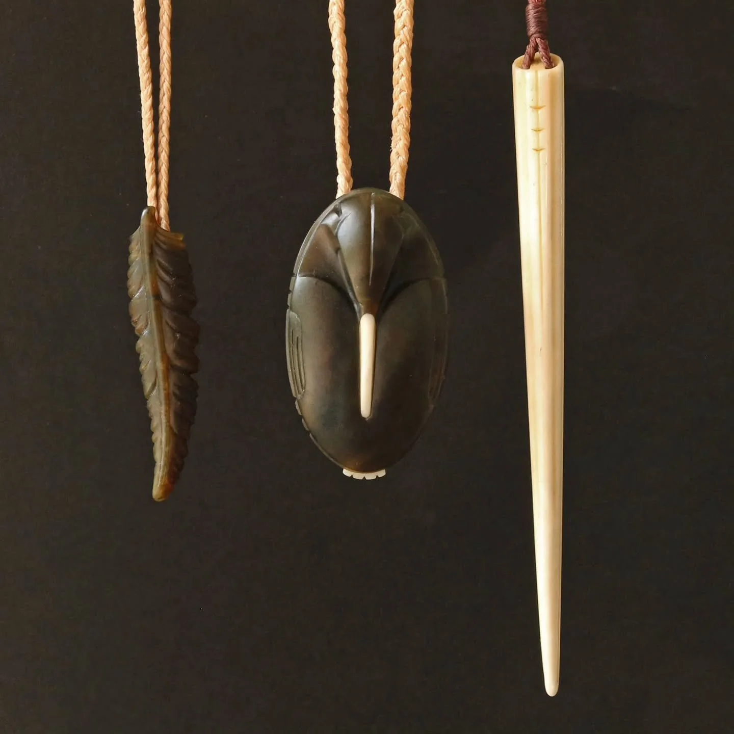 Here is my first attempt at making a themed set of pieces. This small set comprises of Tokoeka (Southern Brown Kiwi), bone beak and a Kiwi feather. For those that don't know Kiwi are a nocturnal flightless bird endemic to Aotearoa. They inhabit tempe