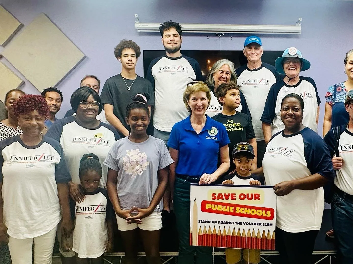 🌟 Blockwalking today for Jennifer Lee, running for the open seat in Texas House District 55! 🌟

She's an educator and mom fighting for our public schools. Support her and make a difference!