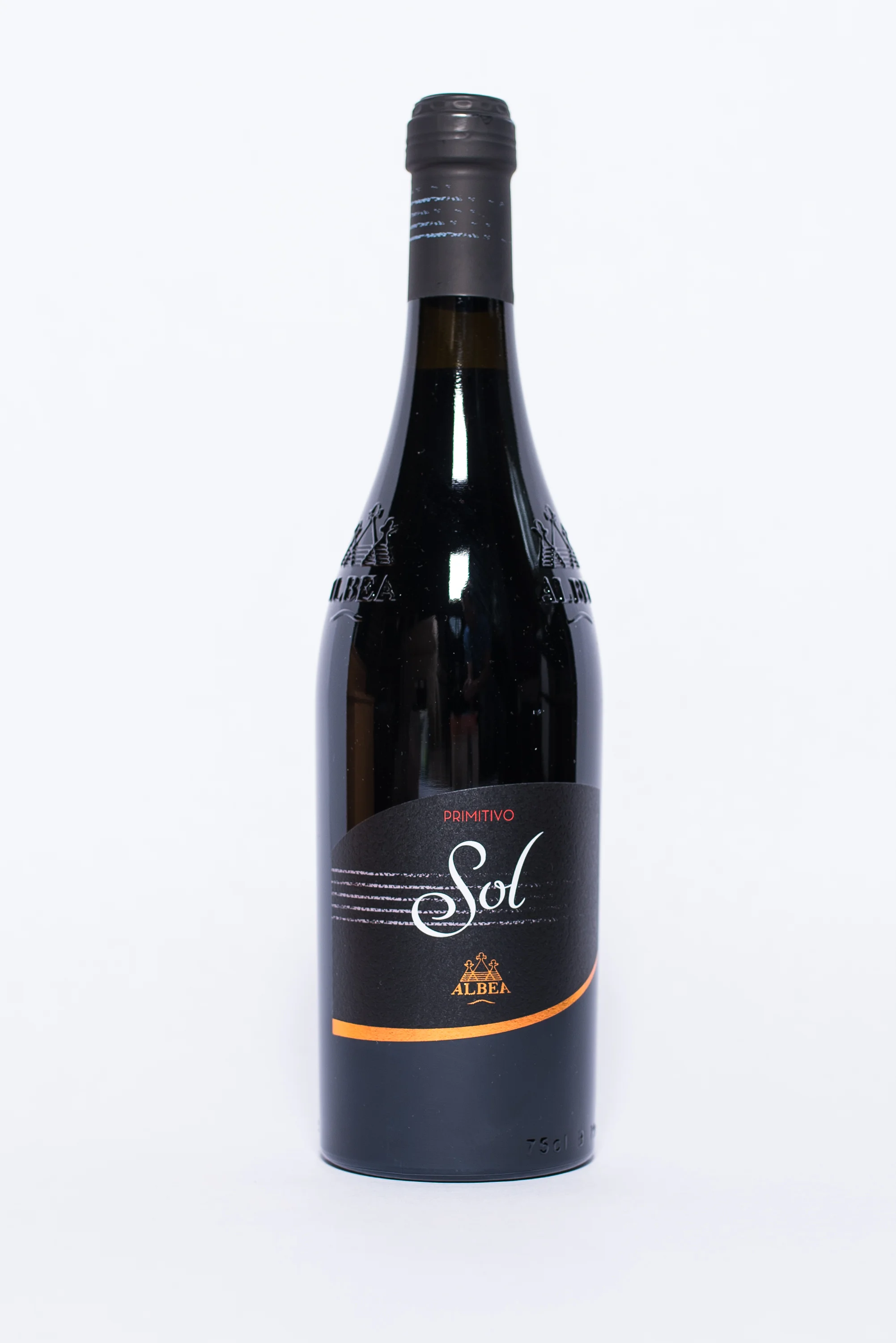 Sol Primitivo 2014 Producer: Cantina Albea Region: Puglia Grapes: Primitivo 100% Nose: Rich ripe fruit; black cherry and cherry supported by an elegant tertiary. Taste: Full and complex divided between fruity notes overripe and spicy, vanilla, closing soft and velvety.