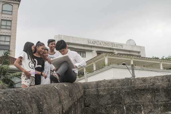 Kids living around Intramuros naturally gravitate to the artist as he does a sketch in front of his alma mater. His unique way of encouraging children to pursue art is by giving his implements to the most interested kid in the group after the session.