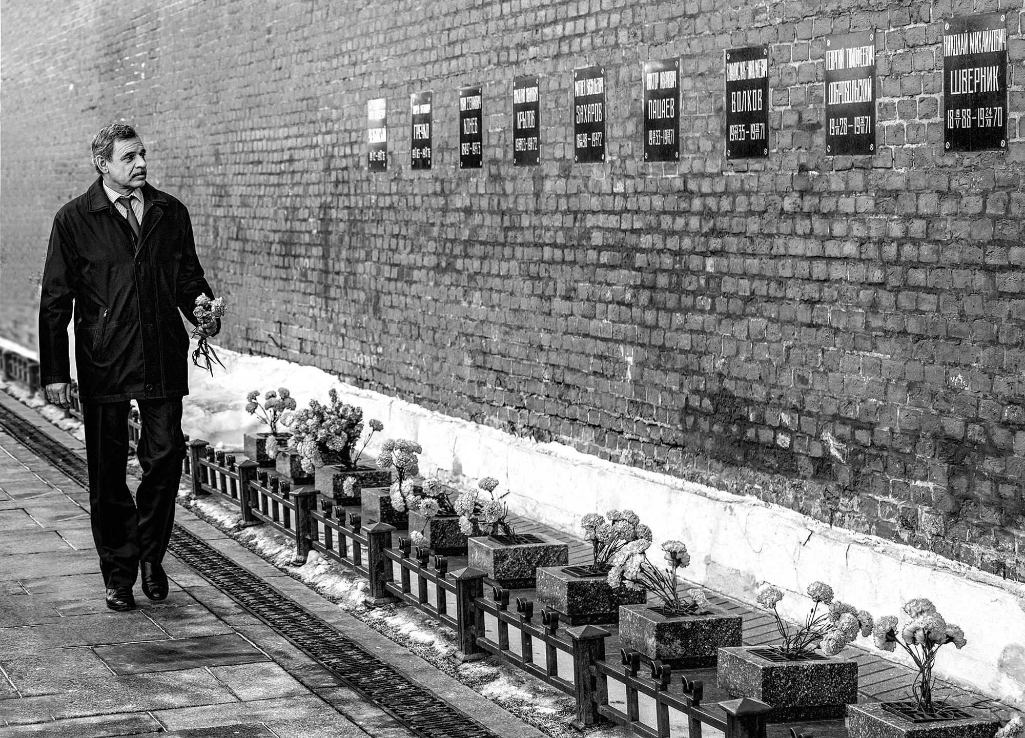 MIKAHIL KORNINYENKO PUTS DOWN FLOWERS ON GAGARINS GRAVE AT THE KREMLIN WALL. A TRADITION DONE BY EVERY VREW BEFORE EVERY FLIGHT