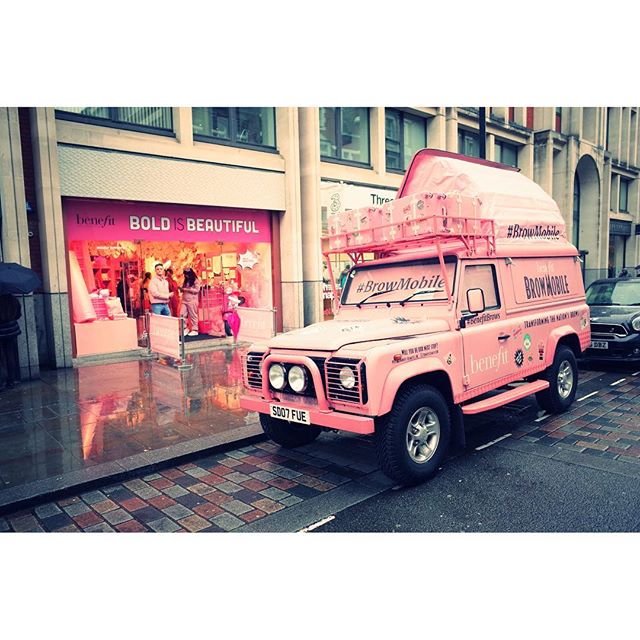 #landrover #streetphotography #ricoh #coventgarden #pink @bangbangbanggroup