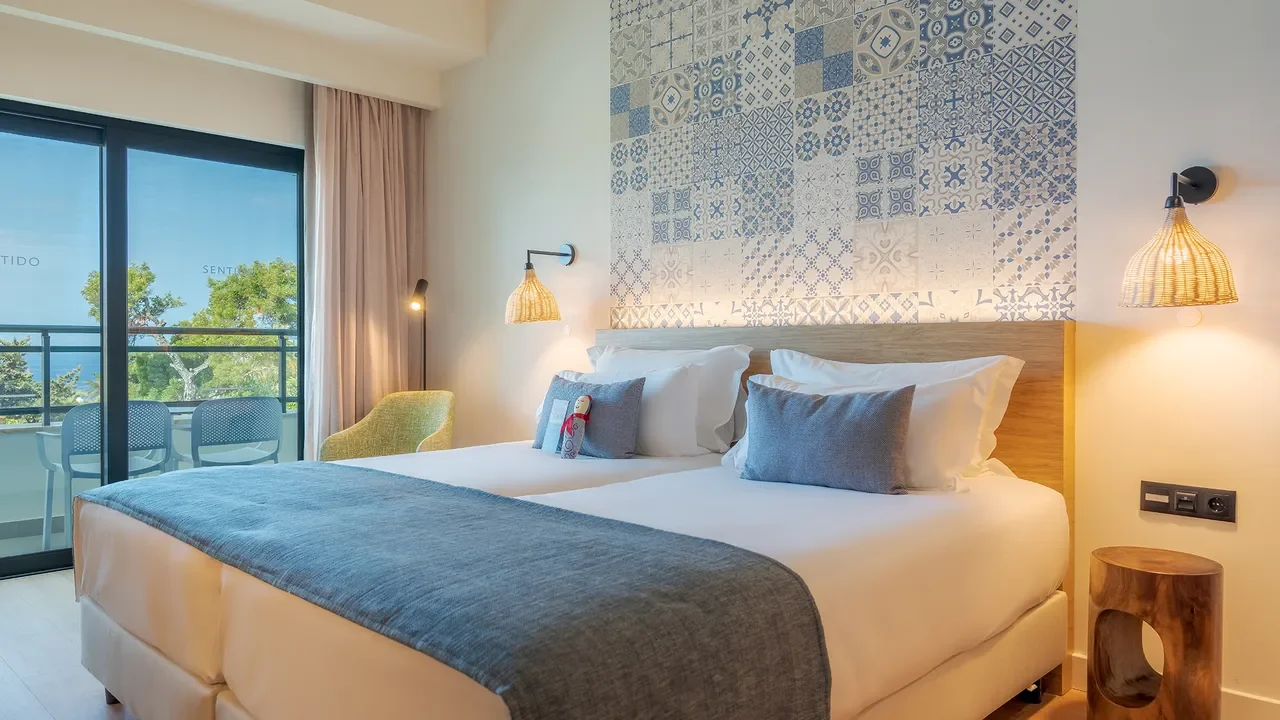 hotel-galosol-gallerysentido-galosol-ba_4117-side-sea-view-001_lowres.webp