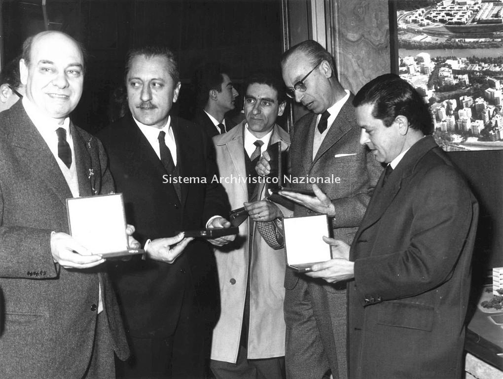 Premiazione del progetto per la costruzione del villaggio rurale "La Martella" a Matera. Da sinistra a destra, gli architetti L.Quaroni, F.Gorio, P.Lugli, L. Agati, M. Valori, 1950 (Accademia nazionale di San Luca, Fondo Federico Gorio)