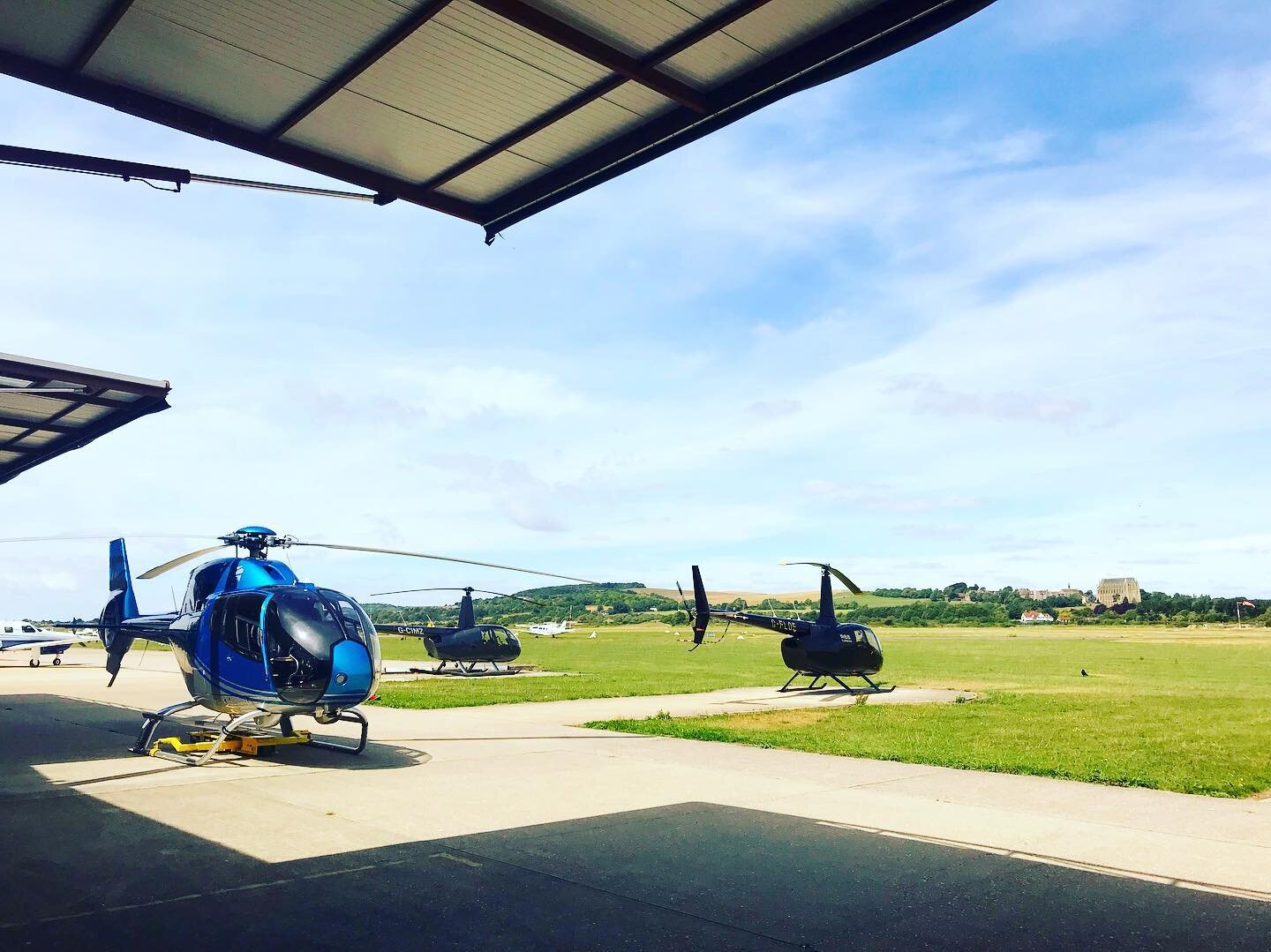 The sun is out and it&rsquo;s HOT! 
A2B HELI CHARTERS 

Book your Helicopter Tour for this summer 🚁 

#helicopter #helicoptertour #pleasureflight #brighton #brightonfromabove #shoreham #brightonpier #i360 #brightonmarina #brightonandhovealbion #amex