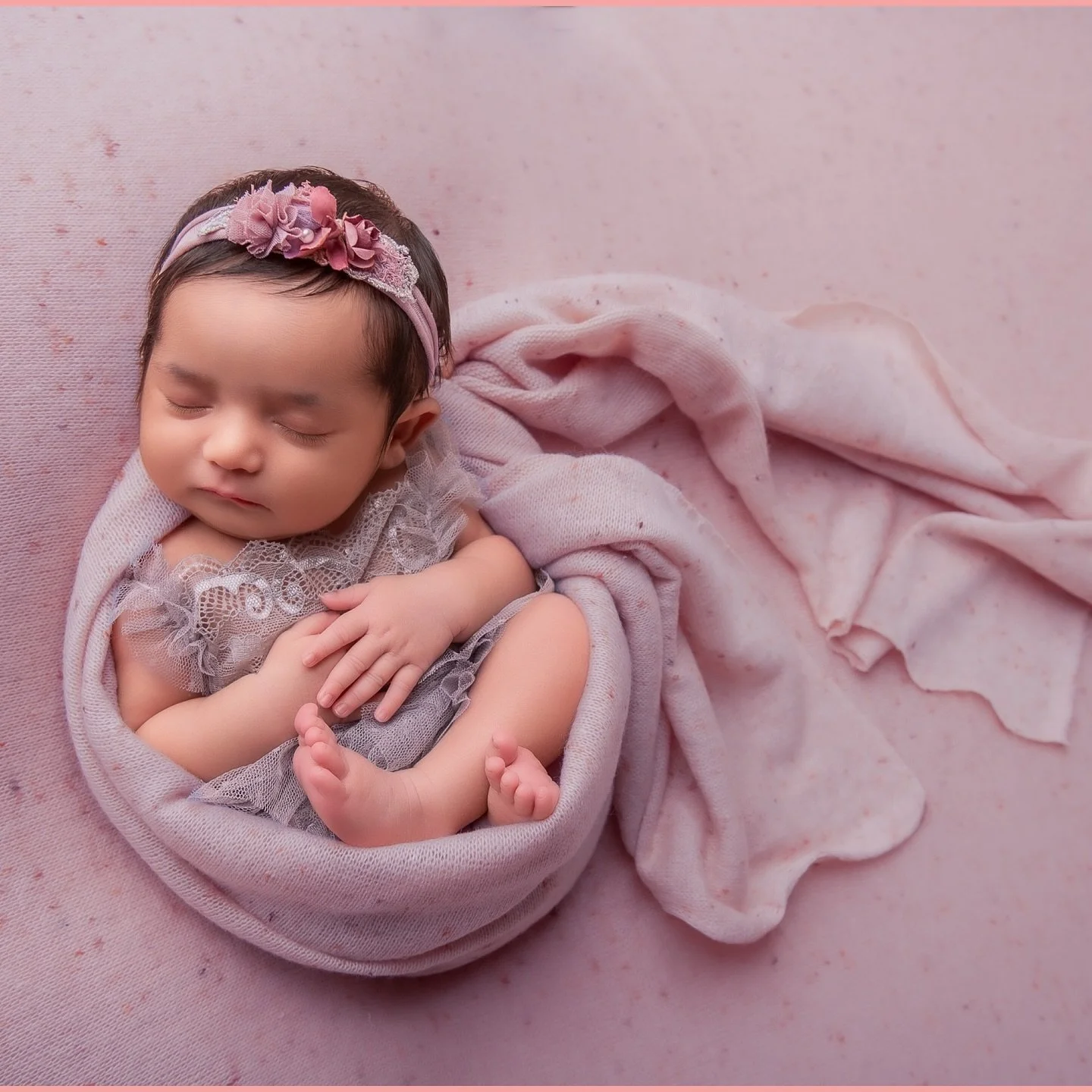 Here&rsquo;s your sign to book your newborn photos right now!! 💕

There&rsquo;s nothing quite like the magic of a newborn, and I&rsquo;m here to help you cherish these special moments through stunning, artistic photography. Secure your session now, 