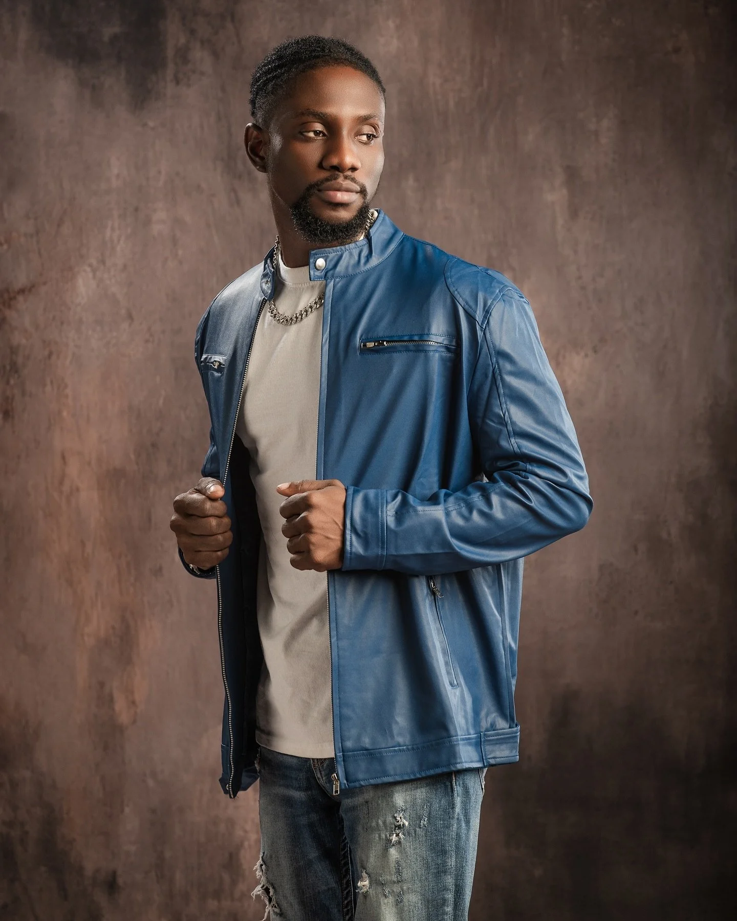 I never quite realized how cool the outside of my studio is. This client wanted to blend the energy of urban life with the versatility of studio settings for his modeling headshots. I&rsquo;m loving the unique stories each shot tells. 📸✨ 

#Modeling