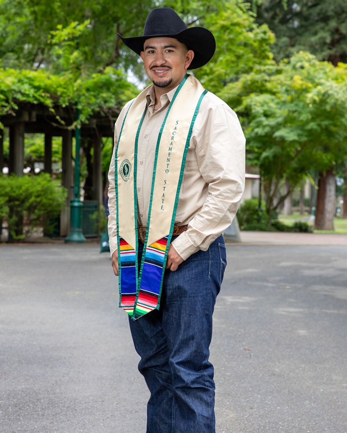 🎓Class of 2025 🎓
If you haven&rsquo;t taken grad pics yet don&rsquo;t worry we can always take them after you walk! I am accepting bookings at this time on the weekends! Please feel free to DM me or click my website in my bio to connect! 

#fyp #sa